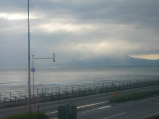 釧網本線から知床半島を望む