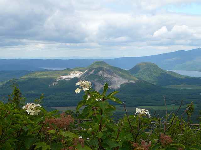 硫黄山と屈斜路湖