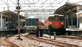 �Q�Q�R�n���^�]��ԂƂP�O�T�n�P�P�R�n�Ó�F��