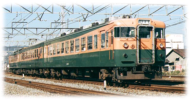 和歌山駅を出発する１６５系