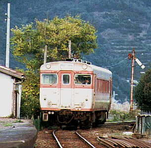 下津野駅近くの腕木式信号機の横を通過するキハ５８００３