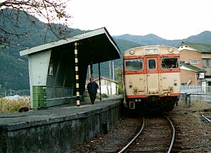 下津野駅　近くに吉備高校がある