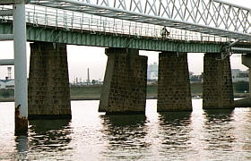 河西橋の傾いた橋脚