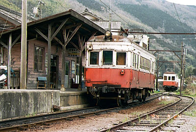 終点登山口駅で静かに出発を待つ２７