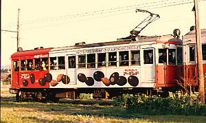 夕日の中で超満員の客を乗せ最後の力走をする24