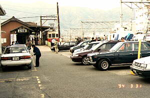 始発前の日方駅 YTV生中継の準備中