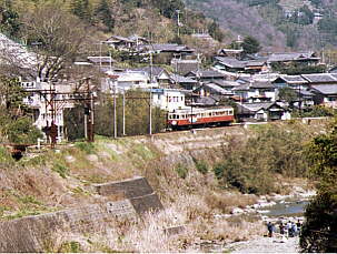 貴志川の河原から撮影するファン