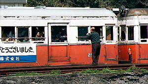 老人が電車に乗った妻を記念撮影 北山駅で