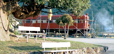 化粧直し中の31