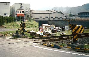 切断され放置された遮断機とくすのき公園に保存のため搬入された31