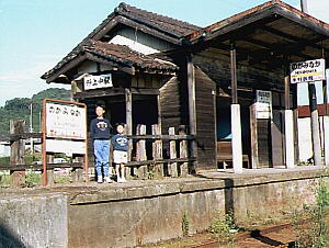 ��㒆�w�ɂ�