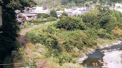動木駅西方、貴志川沿いの線路跡