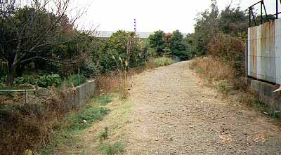 日方駅進入前のカーブの廃線跡