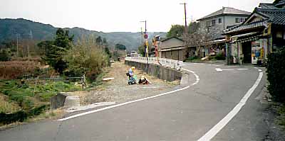 阪井変電所跡の廃線跡で遊ぶ子供達