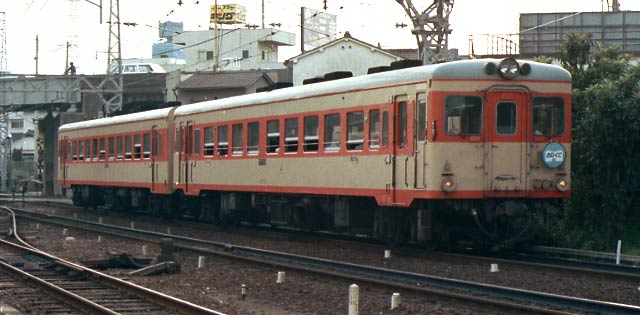 和歌山市駅を出発する南海きのくに