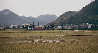 夕闇迫る駅