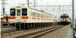 和歌山機関区に到着した新鋭の１０５系電車ともうすぐ無くなる急行「きのかわ」１８４．９．２１