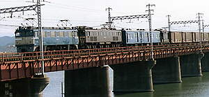 阪和紀ノ川鉄橋を渡るＥＦ６０－ＥＦ１５重連の貨物列車
