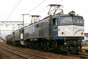 珍しく貨物列車の先頭に立つEF58147