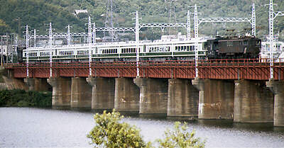 阪和鉄橋をEF15181に牽引されるサザン