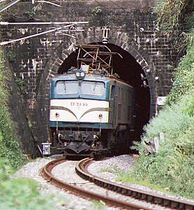 黒江トンネルを出るEF5899