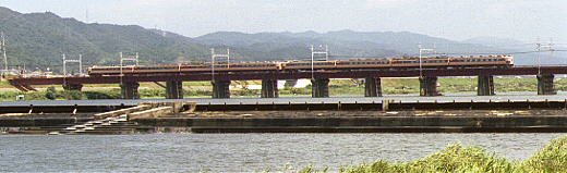 紀ノ川鉄橋を渡る４５８系くろしお