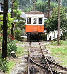 登山口に留置のクハ