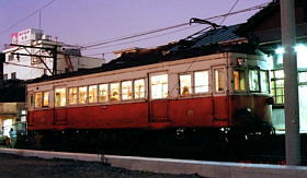 日方駅で発車を待つ２７