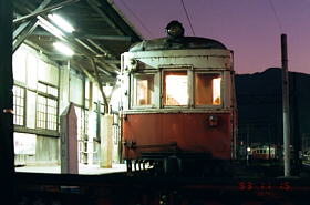 日方駅で発車を待つ27