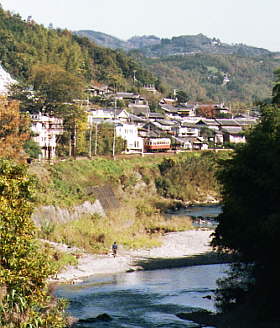 道路と貴志川の間を走る野鉄