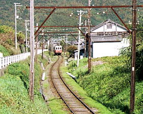 阪井変電所付近のSカーブを行く27