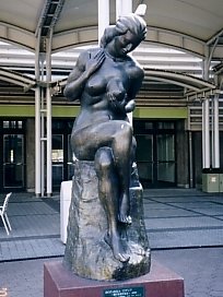 朝日を浴びる女